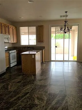 3 bed, 1378 sqft, $2,050 — Photo 3