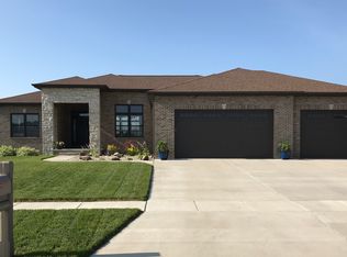1914 Briarstone Dr, Chatham, IL 62629