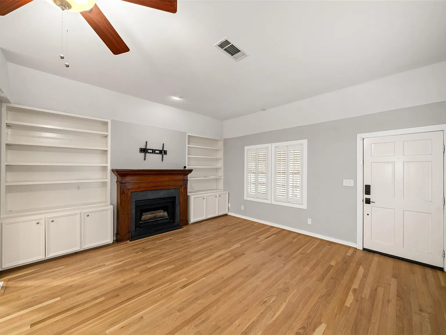 3 bed, 2.0 bath, 1983 sqft, $5,000 — Photo 3