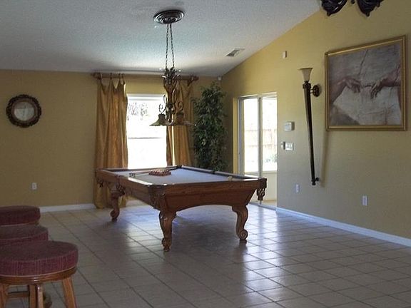 4th image of 2853 Emerald Ave