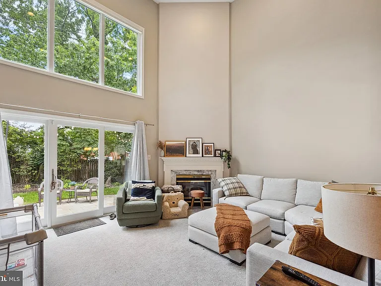 2207 Frank St — Photo 17