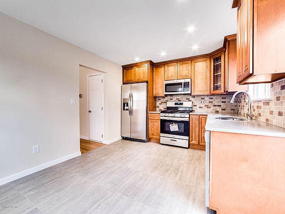 5th image of 276 Wood Ave