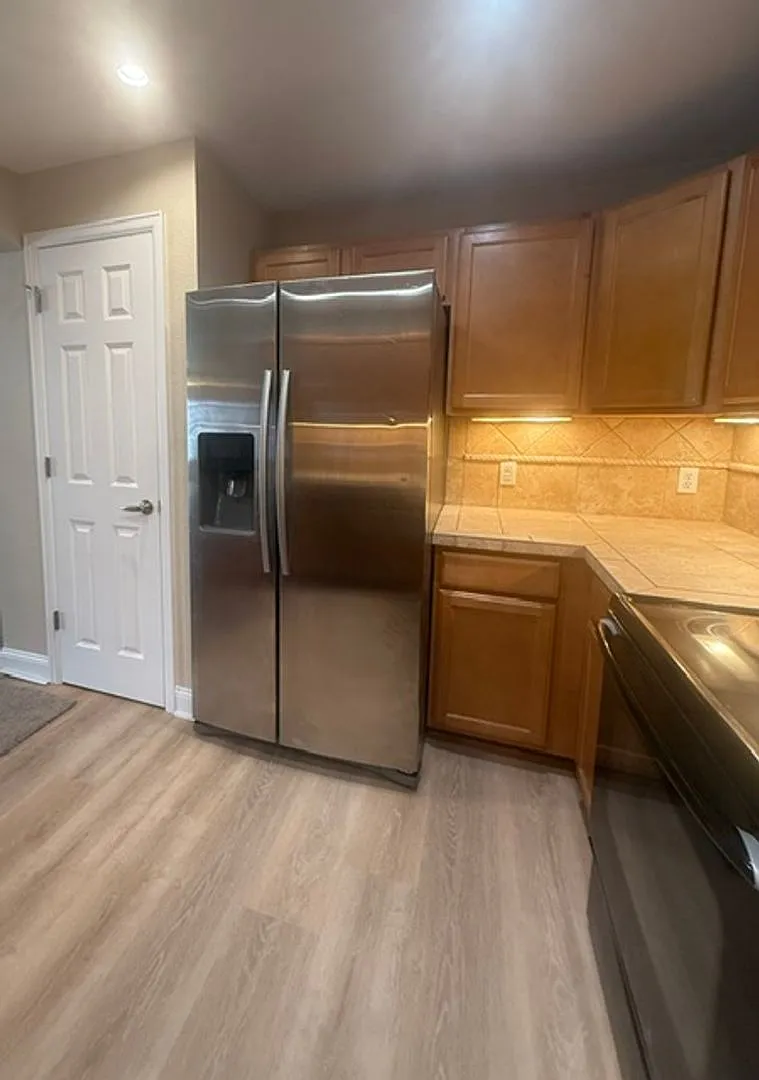Beautiful spacious 3 bedroom, 2 bathroom condo in highly sought after Stonegate Park Guell — Photo 2