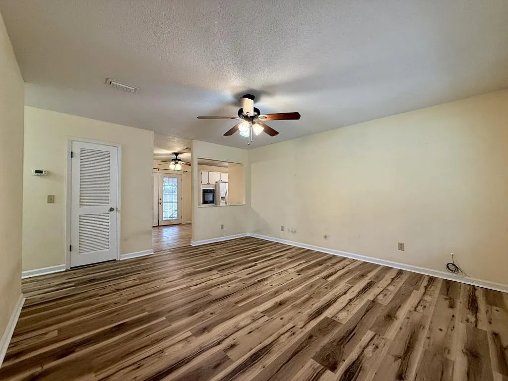 206 Myrtlewood Dr — Photo 2