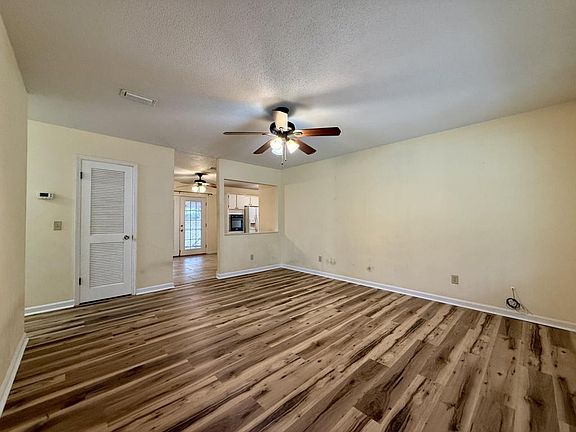 2nd image of 206 Myrtlewood Dr