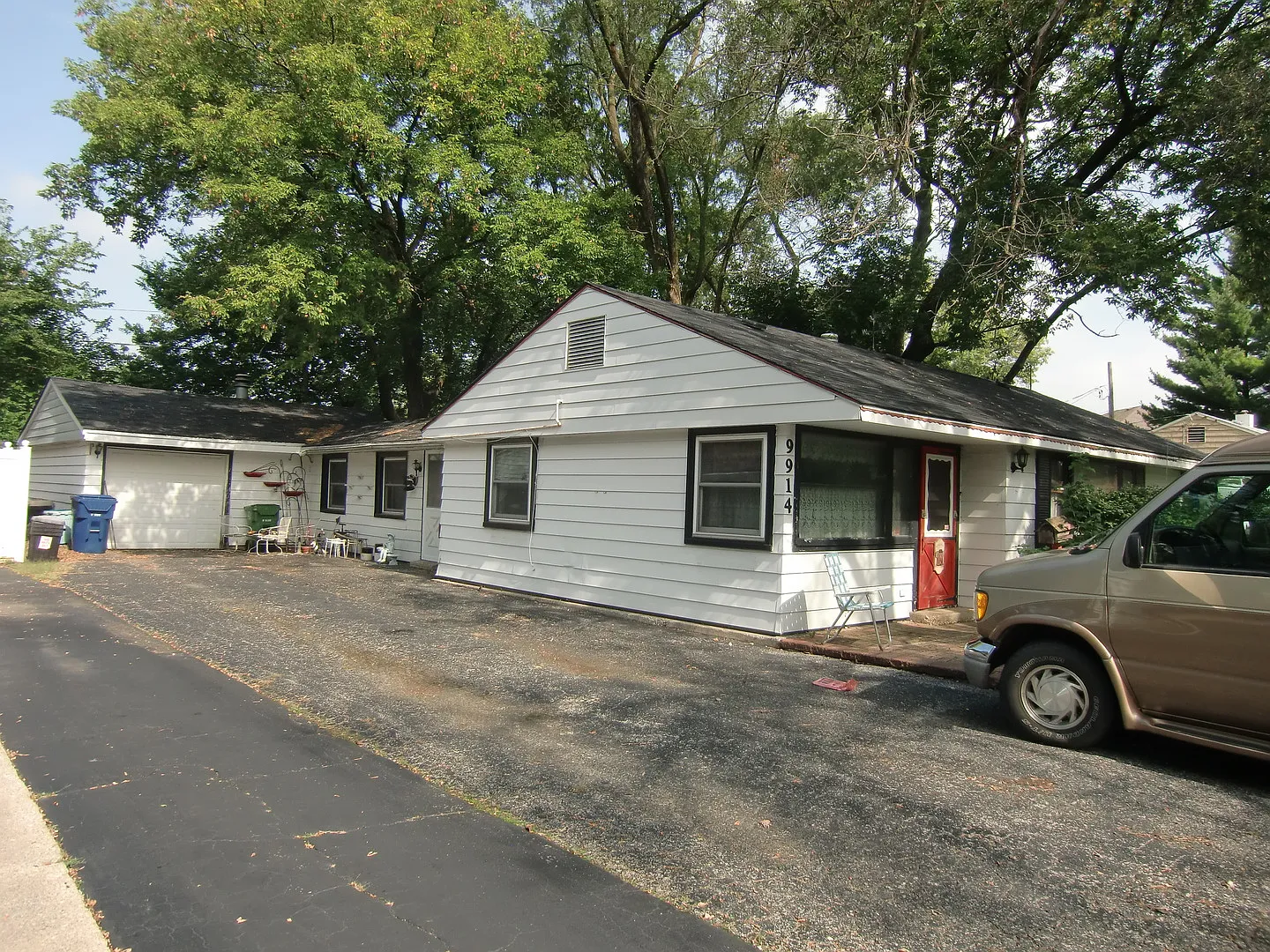 9914 Harnew Rd W photo 1