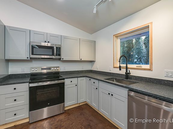 3rd image of 1984 Becker Ridge Rd