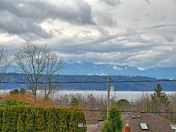 Beautiful sound and mountain views that provide breathtaking sunsets.