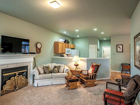 3rd image of 815 SE Creekside Dr