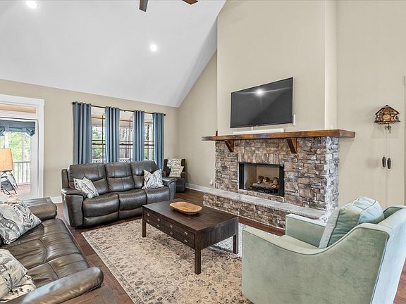 5th image of 826 Equestrian Dr