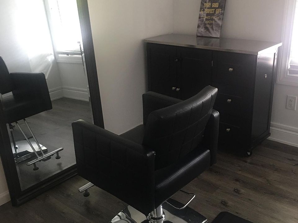 Vaulted Salon room available for immediate lease at $110 weekly