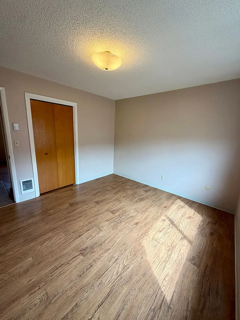 2 bed 1 bath duplex - water, sewer and garbage paid — Photo 2