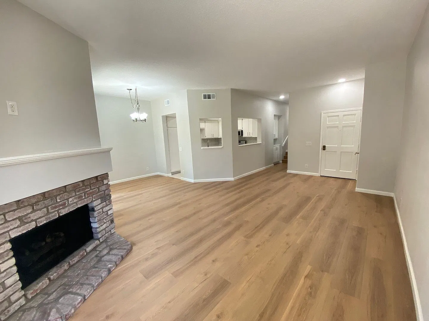 Completely Remodeled 2 Bedroom, 2 Bathroom Huntington Beach Condo For Rent With Parking and AC! — Photo 4