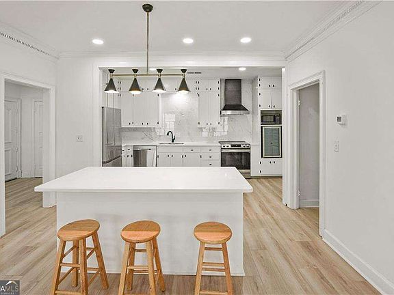 5th image of 3649 Peachtree Rd NE APT 305