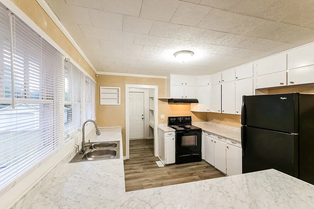 3 bed, 1.0 bath, 1403 sqft, $1,460 — Photo 4