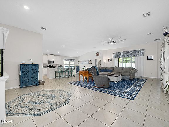 4th image of 10 Raleigh Dr