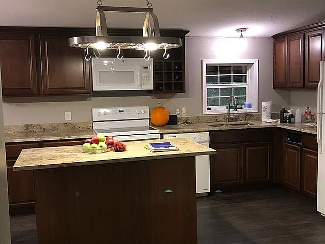2nd image of 825 SE 425