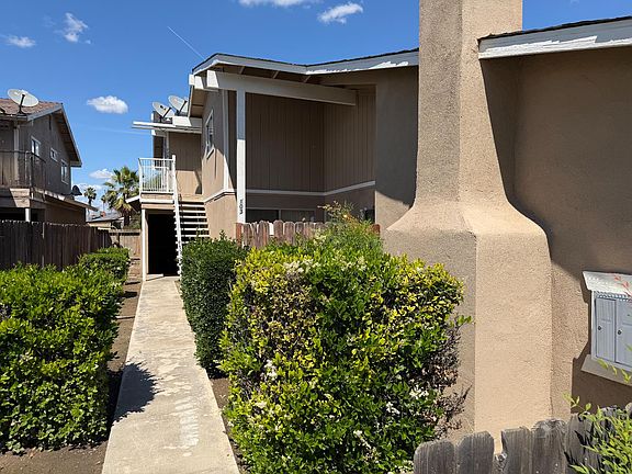 3rd image of 571 W Ashlan Ave