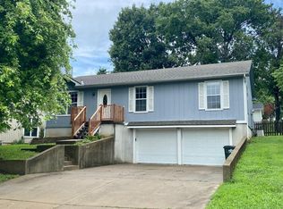 217 Jayhawk Ct, Lansing, KS 66043