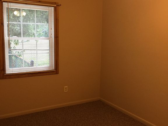 4th image of 938 West Dr