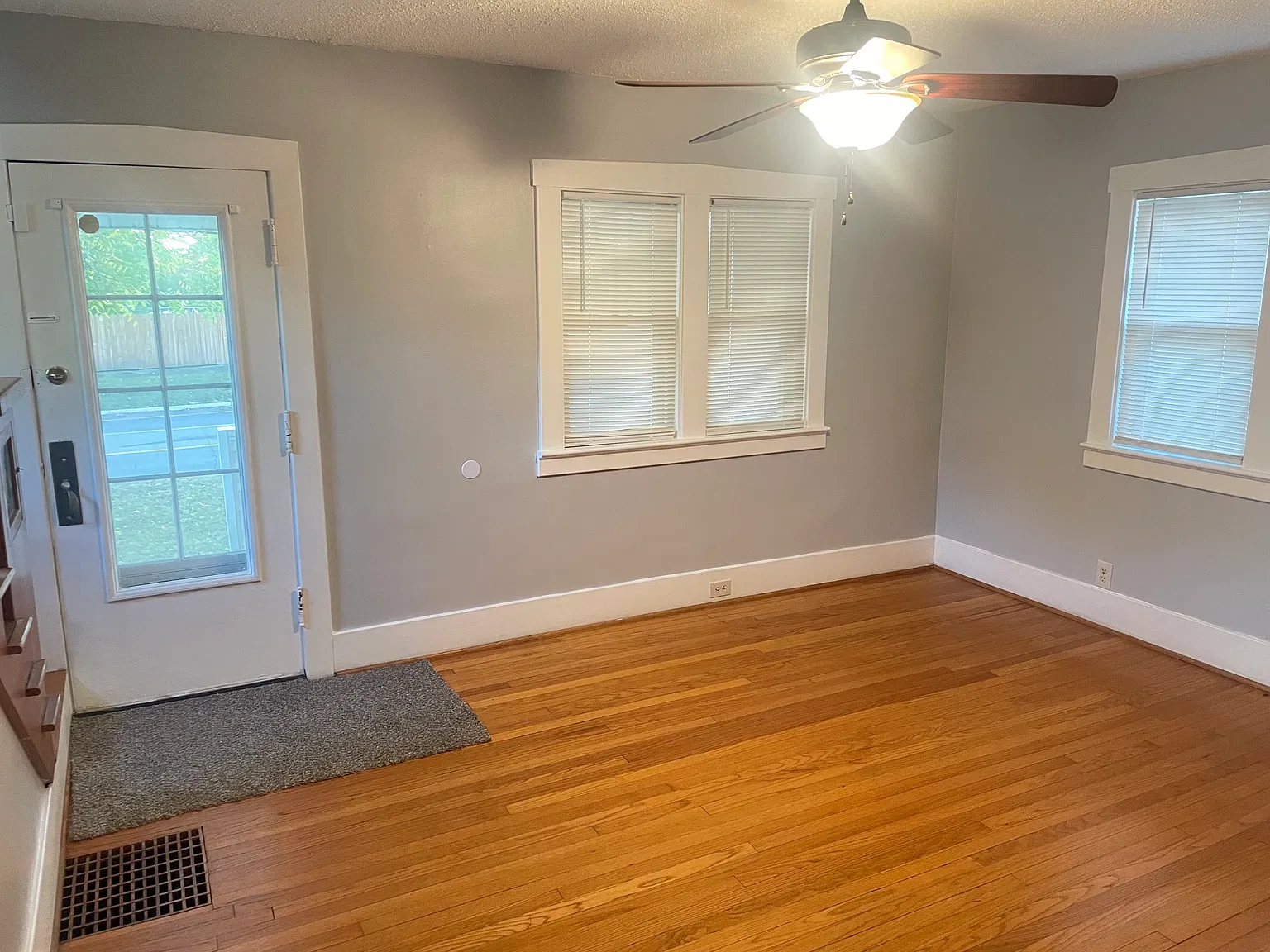 3 bed, 925 sqft, $1,175 — Photo 2