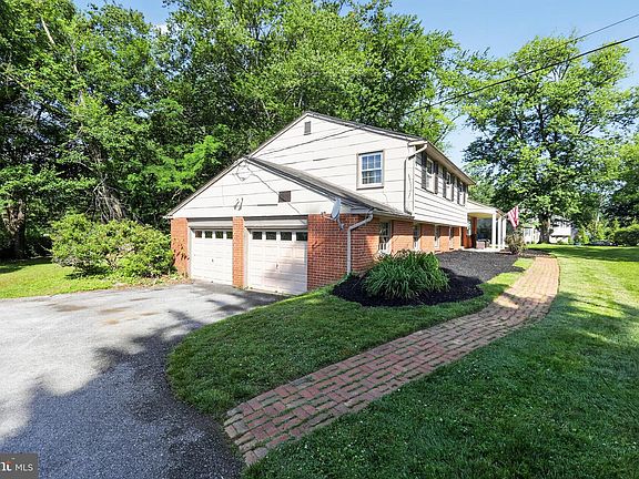 3rd image of 1043 Carolyn Dr