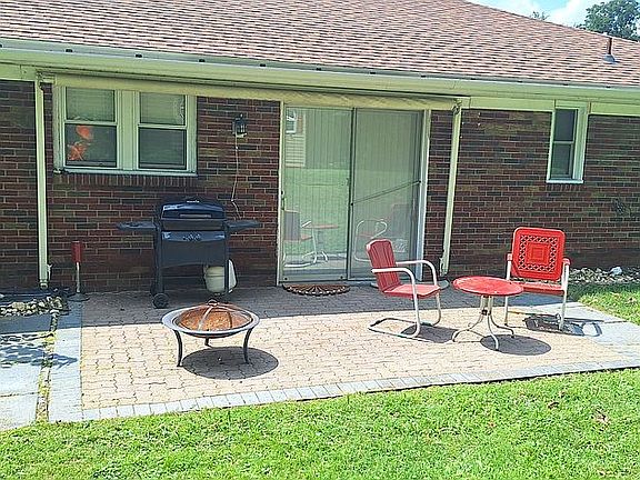 Rear patio w/sunsetter shade