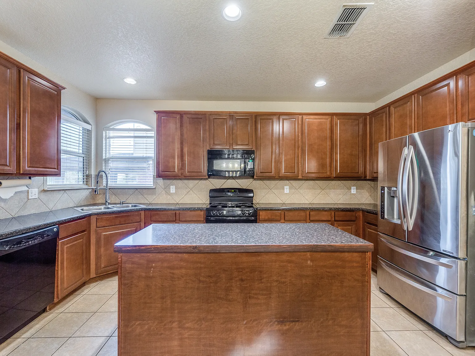 5 bed, 3224 sqft, $2,600 — Photo 3