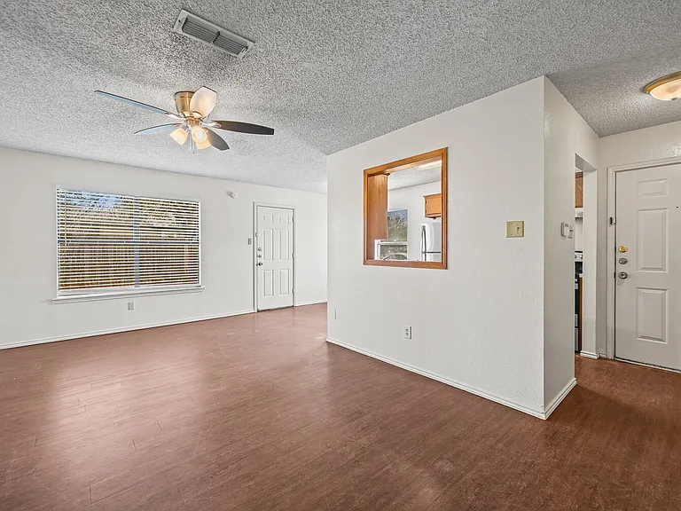 2107 La Salle Ave — Photo 7