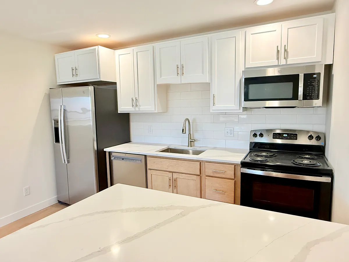 Building Photo - 420 Minneopa Ave #204
