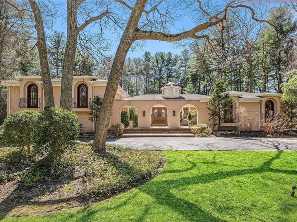 4 Versailles Court, Brookville, NY 11545