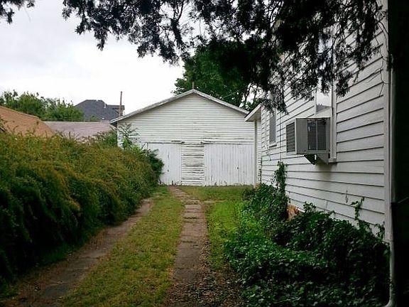 2nd image of 211 S Blaine St