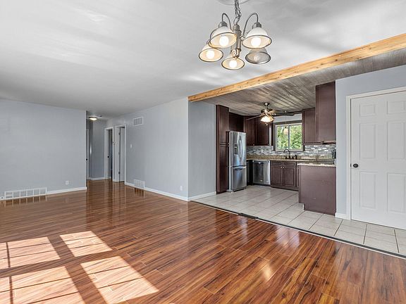 3rd image of 8805 Chickasaw Ct