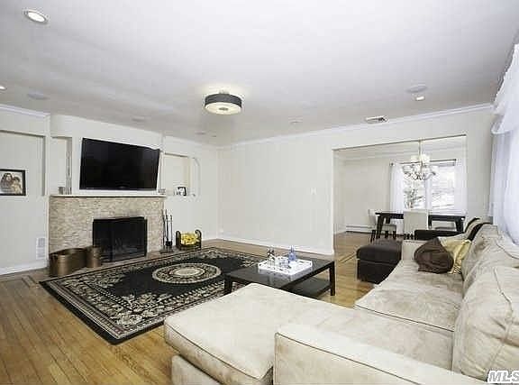 5th image of 10 Granada Pl