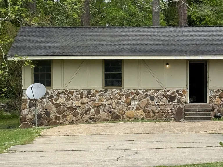 477 W Broad St — Photo 1