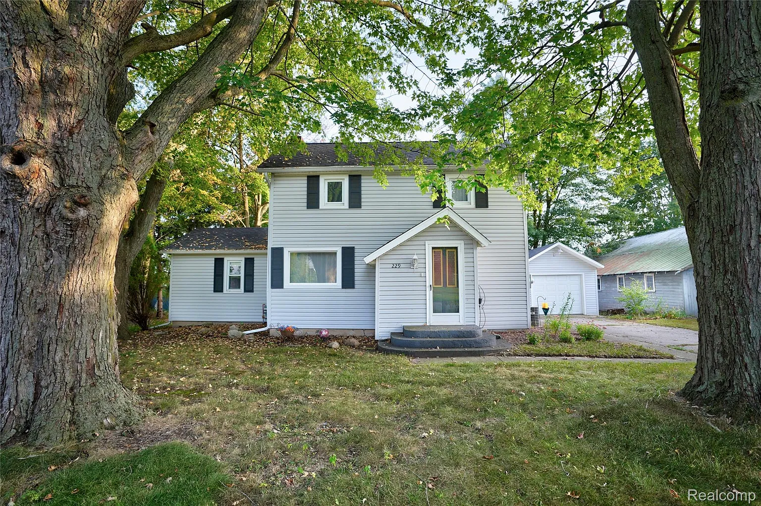 229 W Maple St photo 1