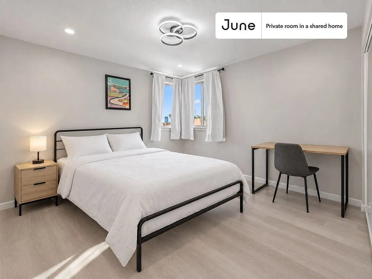 Queen bedroom in 5 bed/5 bath home in Boyle Heights #1828 C — Photo 1