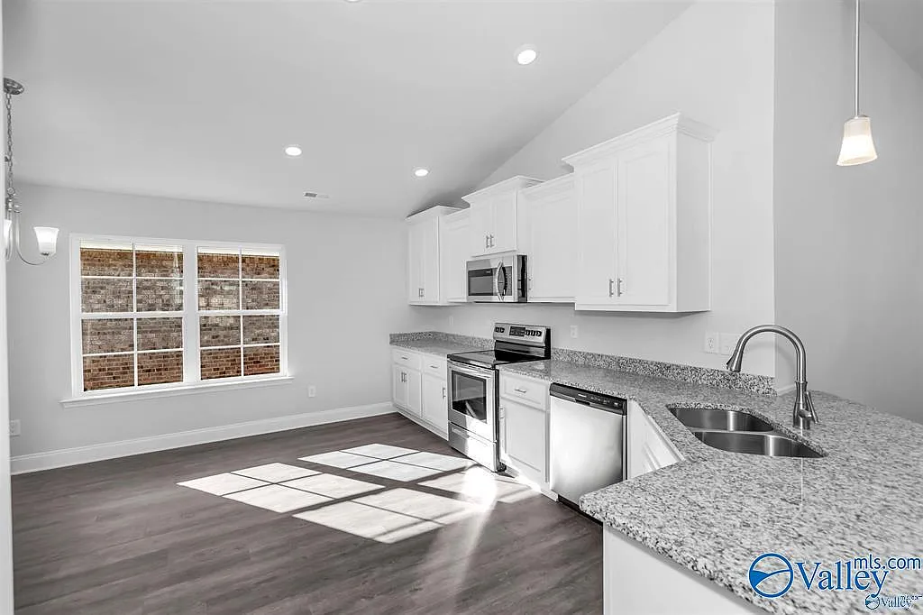 4 bed, 2.0 bath, 1850 sqft, $1,950 — Photo 3