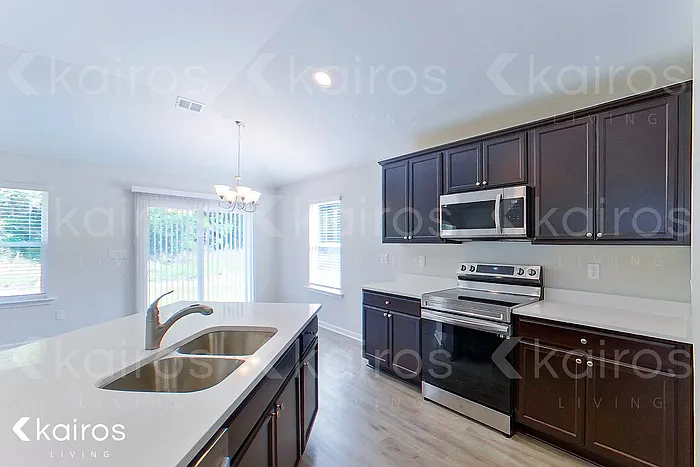 13 Carrollton Dr — Photo 2