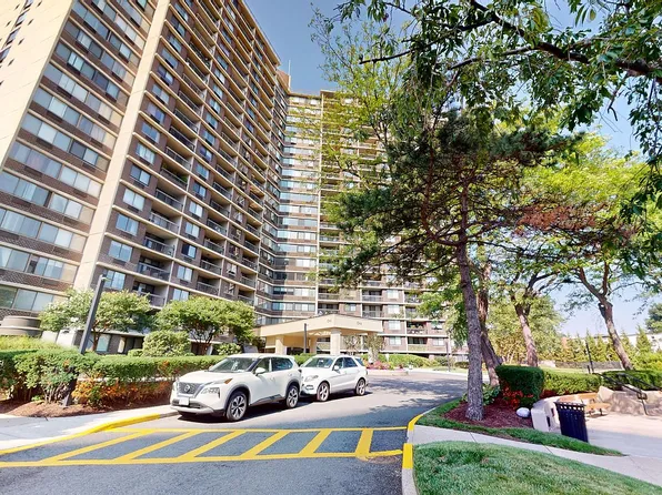 1 Bay Club Dr APT 17E, Bayside, NY 11360