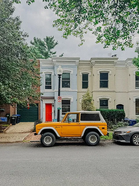 909 C St SE