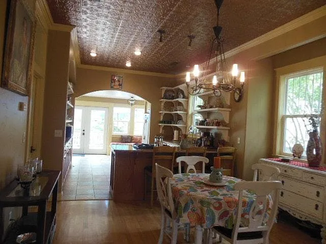 Dining & kitchen area