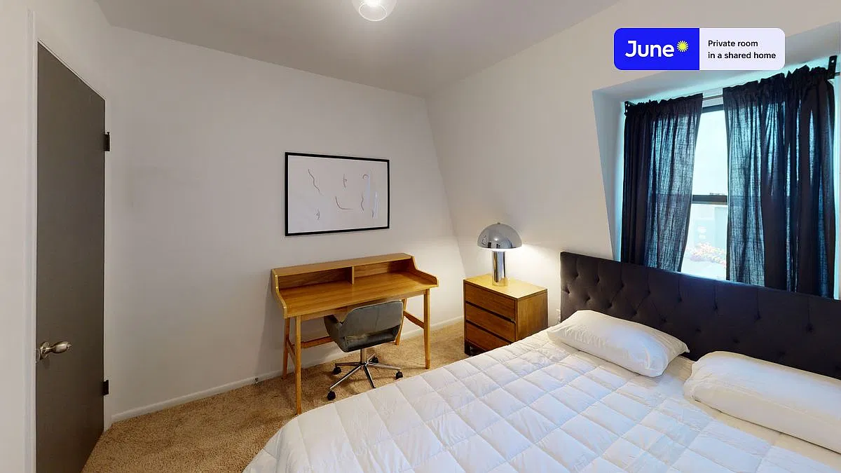 Full bedroom in 5 bed/2 bath home in Logan Circle #415 2C — Photo 2