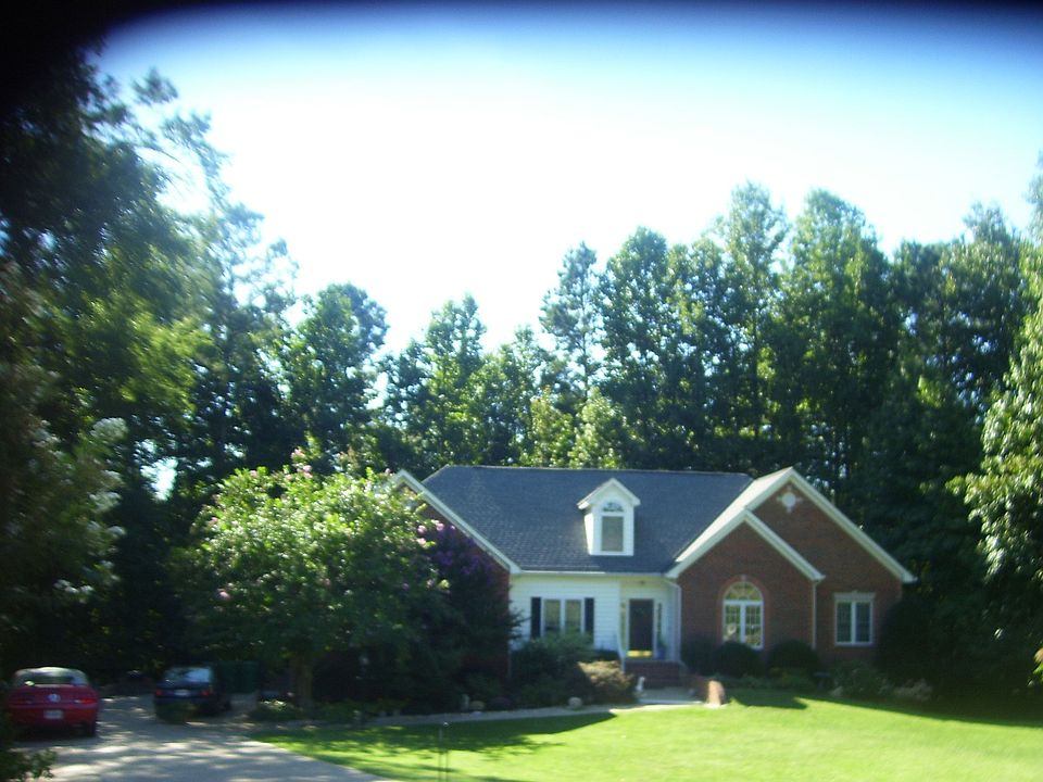Single floor main living, upper suite, walk out 2200 sq ft basement