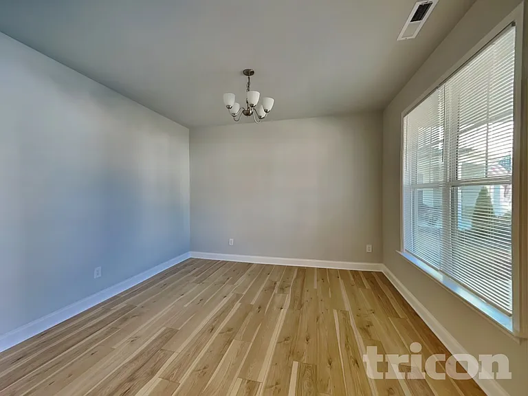 165 Lynnridge Dr — Photo 4