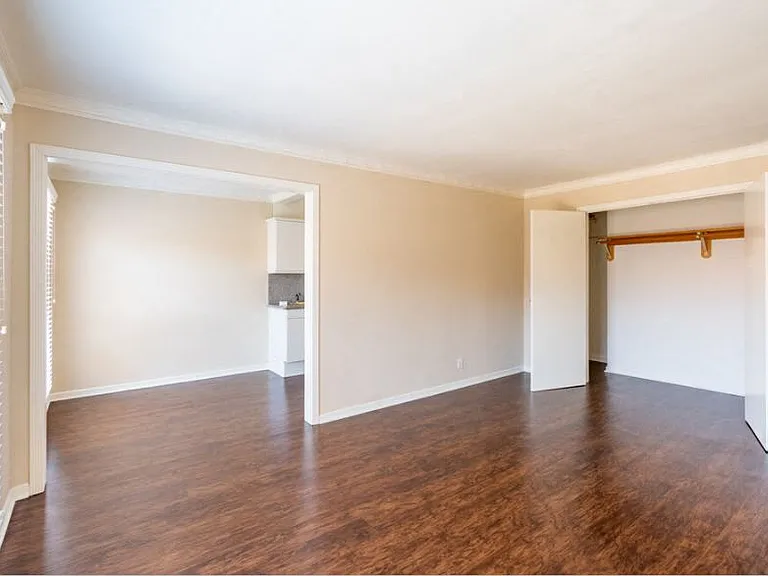 Lindbrook Manor Apartments
