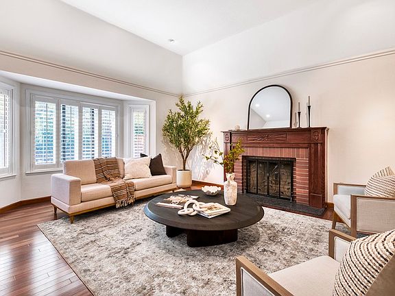 5th image of 8 Racquet Ct