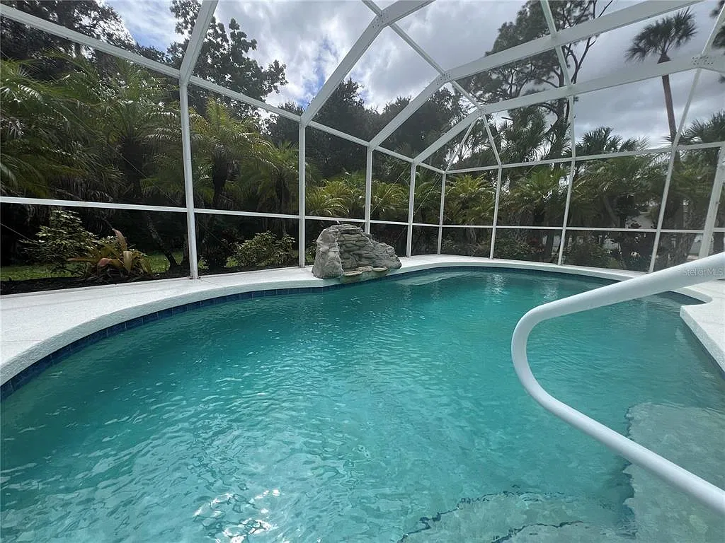 3 bed, 2.0 bath, 1249 sqft, $2,350 — Photo 3