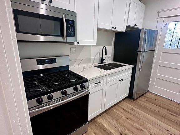 2nd image of 1215-1221 1/2 26th St #1219