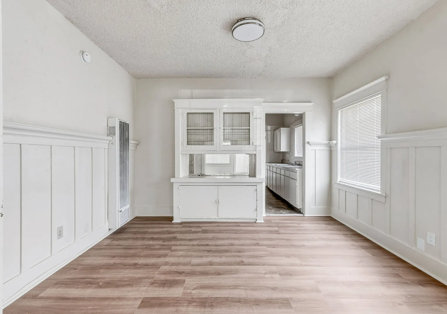 Spacious 1BR + 2.5BA Near USC and DTLA | First Floor Unit — Photo 3